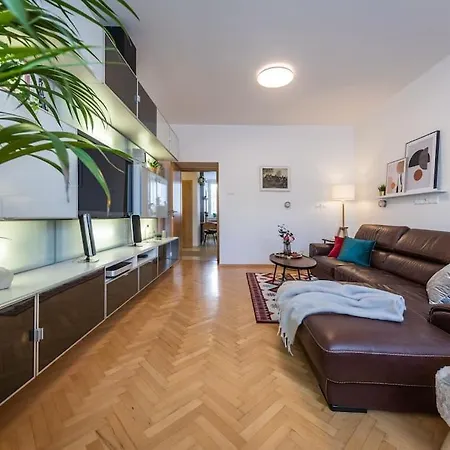 I & I Apart, Garage - Historical Old Town Apartment *